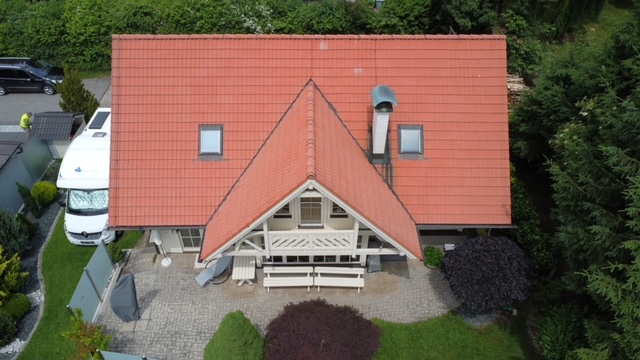 Hausdach vor der Reiningung Hausdach vor der Reiningung