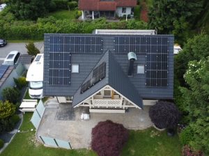 Hausdach nach der Beschichtung und Montage von der PV-Anlage