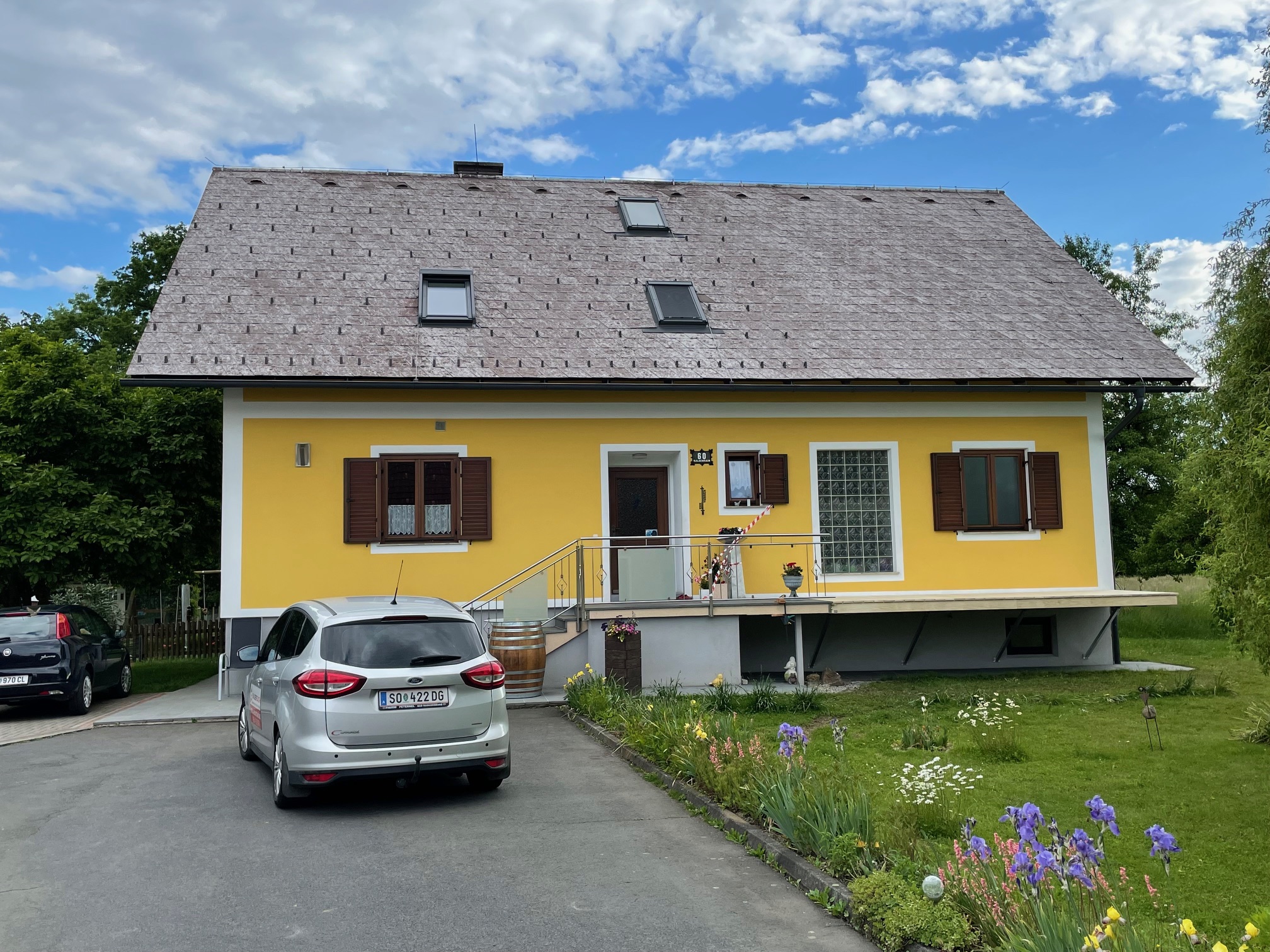 Schindeldach vor Reinigung und Beschichtung Schindeldach vor Reinigung und Beschichtung