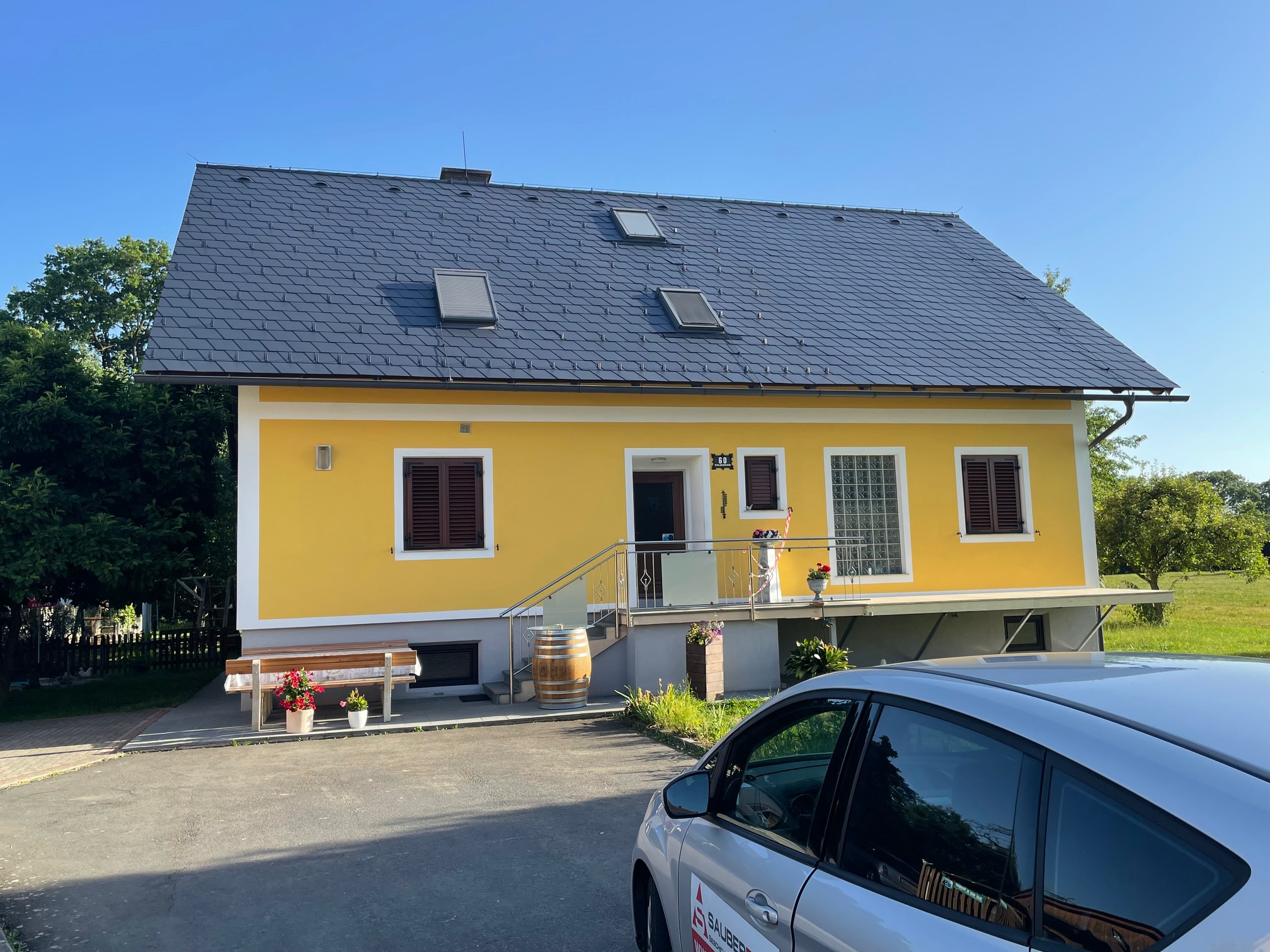 Schindeldach nach Reinigung und Beschichtung Schindeldach nach Reinigung und Beschichtung